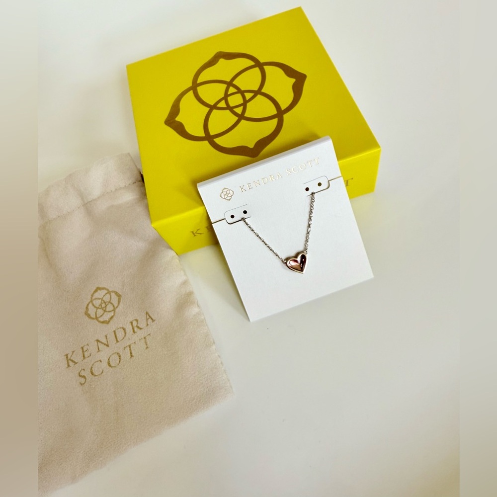KENDRA SCOTT Framed Ari Heart Pendant Necklace Pink Blush Diachronic Glass NWT - Picture 4 of 11